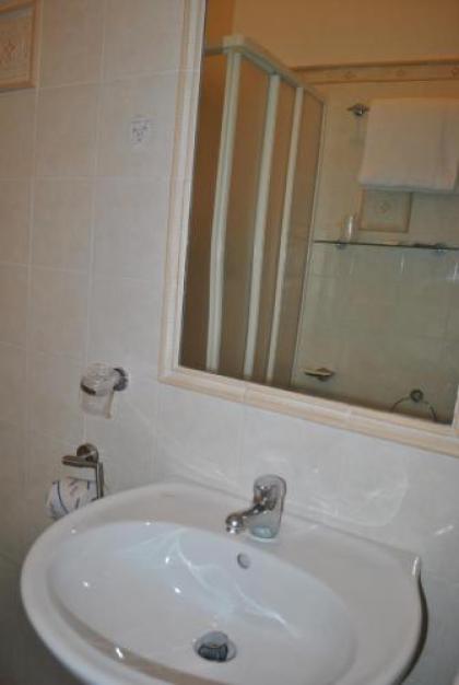 Auto Park Hotel - image 4