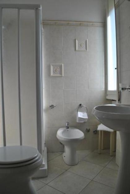 Auto Park Hotel - image 7