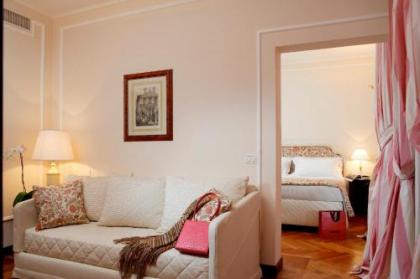 De La Ville Hotel - image 11