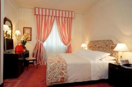 De La Ville Hotel - image 14
