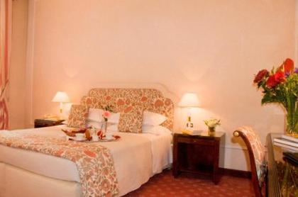 De La Ville Hotel - image 17