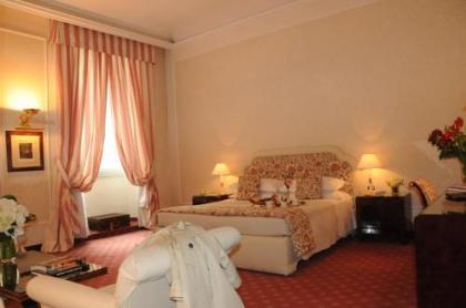 De La Ville Hotel - image 18