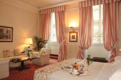 De La Ville Hotel - image 19