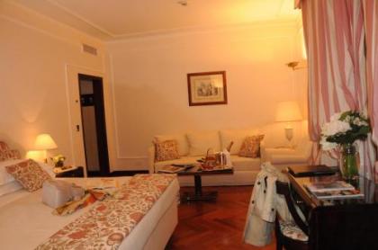 De La Ville Hotel - image 20