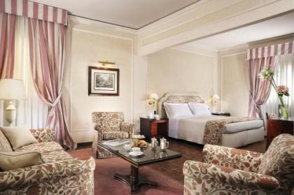 De La Ville Hotel - image 6