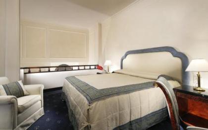 De La Ville Hotel - image 7