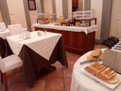 Hotel Renaissance - image 4