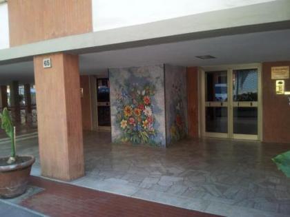 B&B Flo - image 17