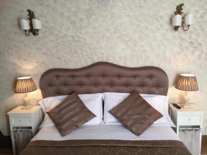 B&Beatrice - image 20
