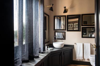 Velona's Jungle Luxury Suites - image 10