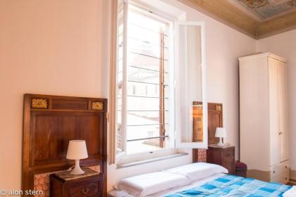 Lovely Apt 3min Walk to Ponte Vecchio - image 12