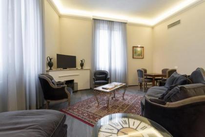Grand Apartment In Florence - image 12