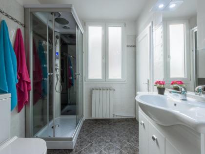 Canacci Stylish 2 Bedroom - image 27