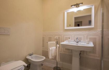 Iris Apartments - image 11
