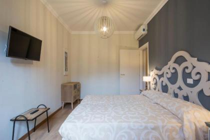Iris Apartments - image 19
