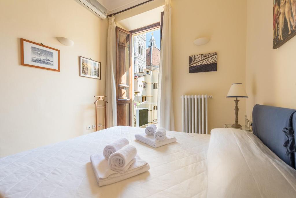 CHARMING 2BED APARTMENT overlooking DUOMO - hosted by Sweetstay - main image