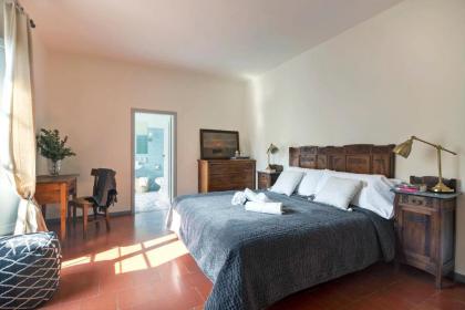 Great Location Just Infront of Pitti Palace - image 3