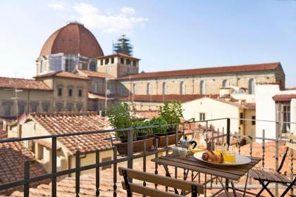 One of a kind Near The Duomo w/Balcony Palace Apt - image 18