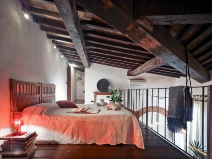 One of a kind Near The Duomo w/Balcony Palace Apt - image 9