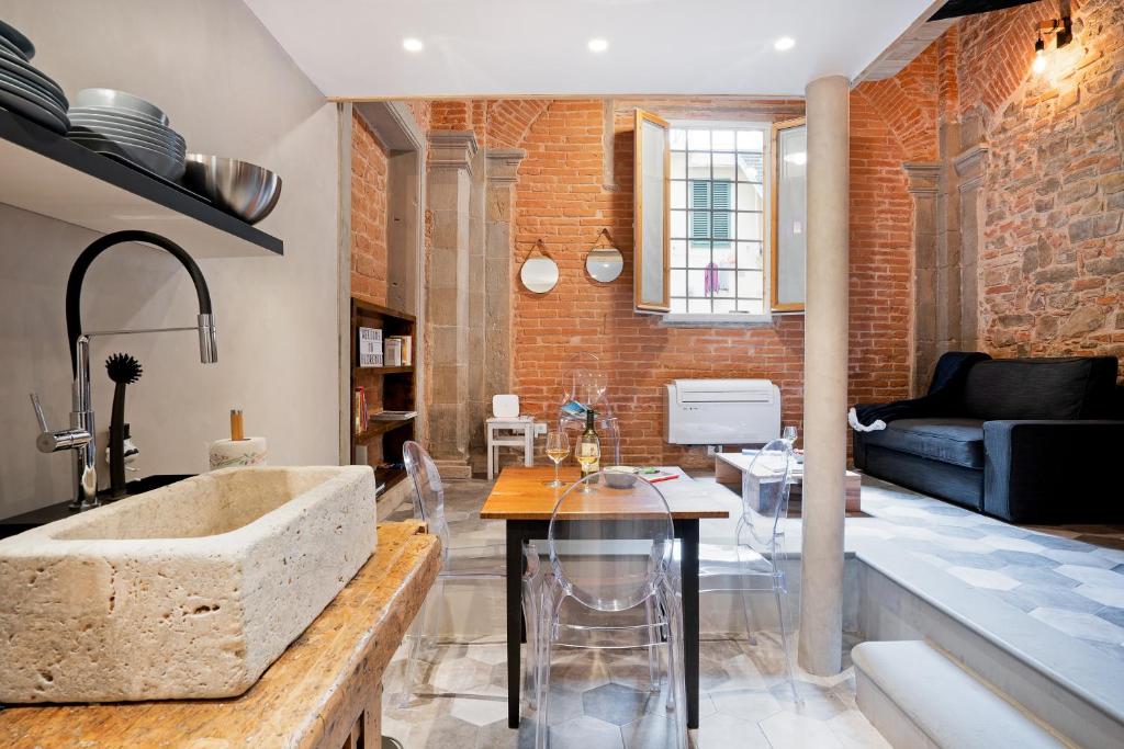 Florence Oltrarno Duplex Apartment - main image