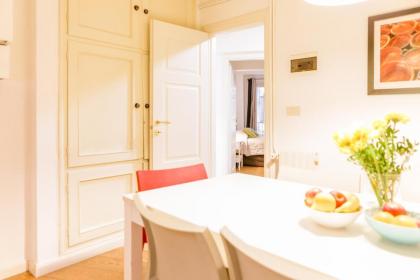 Ponte Vecchio Large Apartment - image 12
