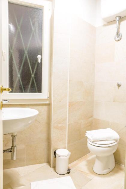 Ponte Vecchio Large Apartment - image 14