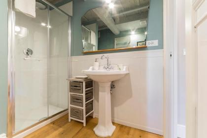 Oltrarno Real Mood Florentine Apartment - image 21