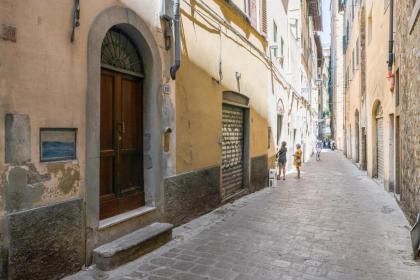 Palazzo Pitti & Ponte Vecchio Cozy Flat - image 13