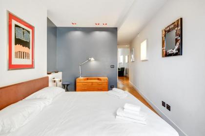 Piazza Santa Croce Design Apartment with Balcony - image 12