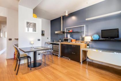 Piazza Santa Croce Design Apartment with Balcony - image 3