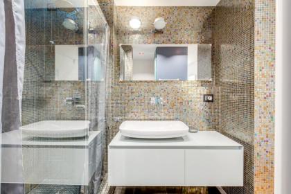 Piazza Santa Croce Design Apartment with Balcony - image 4