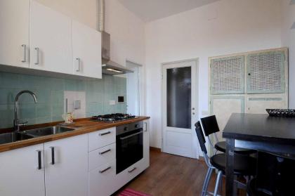 charming Studio apartment in front of the Arno river - image 10