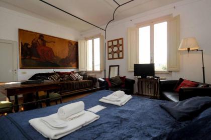 charming Studio apartment in front of the Arno river - image 13