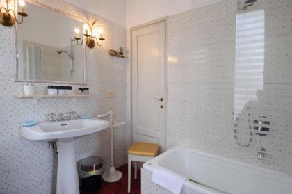charming Studio apartment in front of the Arno river - image 20