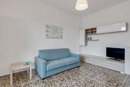 Lulli Cozy Apartment with Balcony - image 3