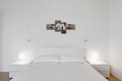 Lulli Cozy Apartment with Balcony - image 8