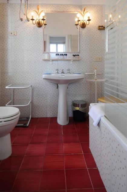 charming Studio apartment in front of the Arno river - image 11