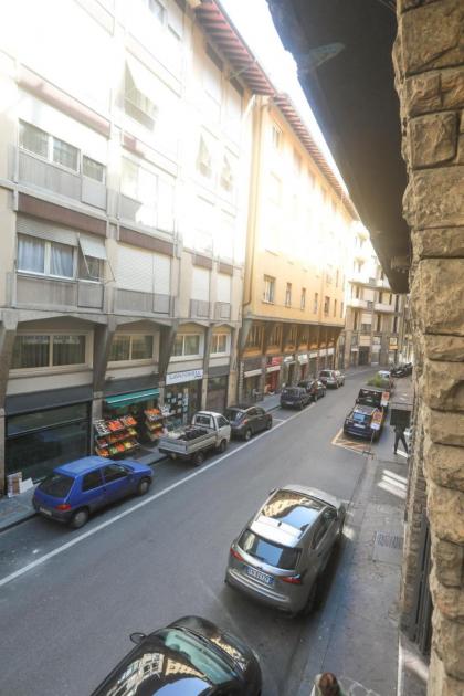 Guicciardini Central Apartment - image 8