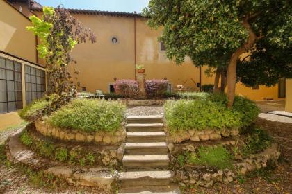 Dragomanni Apartment with Garden - image 2