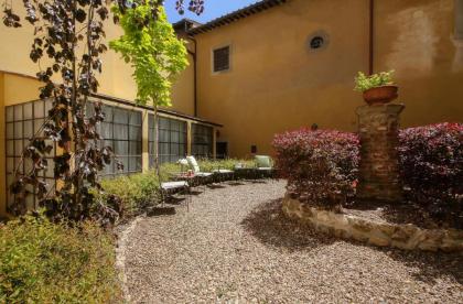 Dragomanni Apartment with Garden - image 3