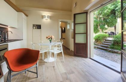 Dragomanni Apartment with Garden - image 6