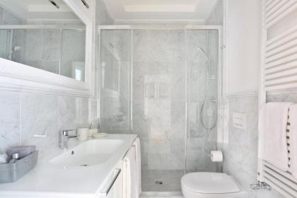 DESIGN APARTMENT in the heart of Florence - hosted by Sweetstay - image 24