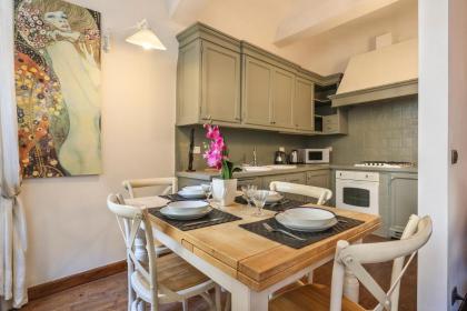 PONTEVECCHIO Stylish Apartment in Florence - hosted by Sweetstay - image 3