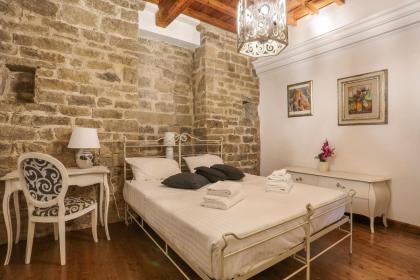 PONTEVECCHIO Stylish Apartment in Florence - hosted by Sweetstay - image 4