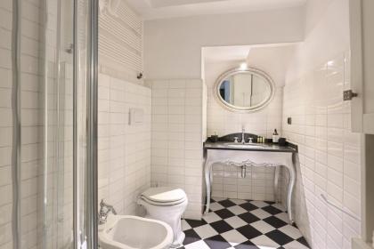 PONTEVECCHIO Stylish Apartment in Florence - hosted by Sweetstay - image 5