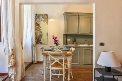PONTEVECCHIO Stylish Apartment in Florence - hosted by Sweetstay - image 7