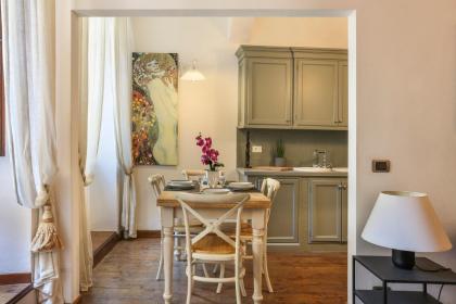 PONTEVECCHIO Stylish Apartment in Florence - hosted by Sweetstay - image 8