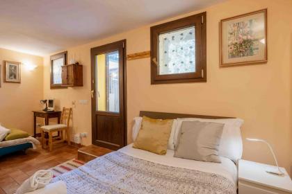 San Frediano Cozy Studio with Private Patio - image 8