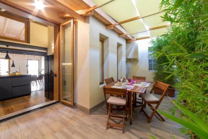 Industrial design loft with outdoor living terrace - image 23