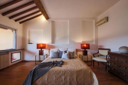 Apartments Florence- Biblioteca apartment with view - image 12